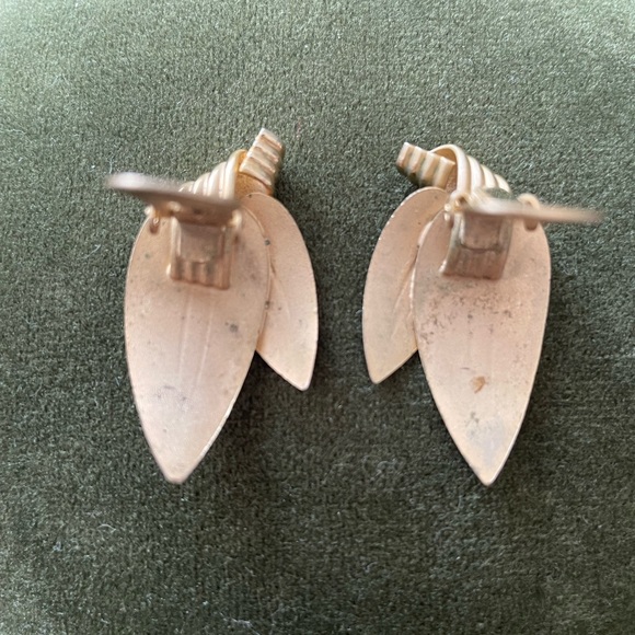 Vintage Leaf Brooch/Pin & Earrings, Brushed Gold Tone w/Faux Pearls, Unsigned - Picture 5 of 6